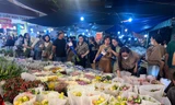 Xuyên đêm 'săn' hoa Tết ở chợ Hồ Thị Kỷ