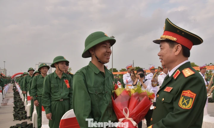 Hàng nghìn thanh niên Đồng Tháp lên đường bảo vệ Tổ quốc