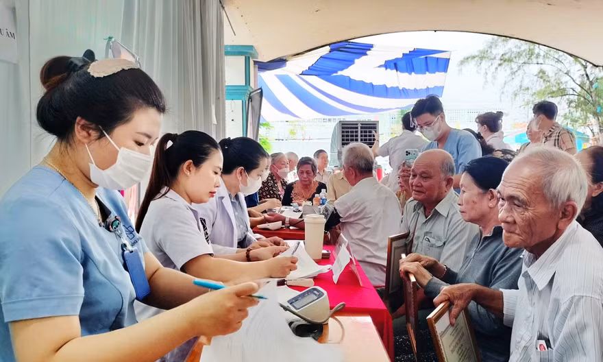 Chăm sóc sức khỏe người cao tuổi trước thách thức già hóa dân số