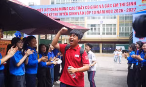 Rạng rỡ nụ cười sau bài thi Ngữ Văn lớp 10 ở Hà Nội
