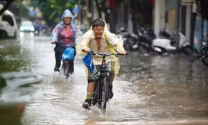 Người Hà Nội lội nước, 'chôn chân' giữa phố sau trận mưa lớn