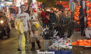 Cận Halloween, phố Hàng Mã vắng khách lạ thường