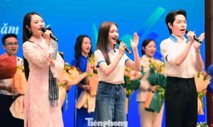 Hòa Minzy, Đức Phúc, Phương Mỹ Chi đồng ca ‘Lên đàng’ tại sân khấu đặc biệt
