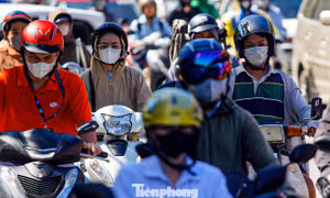 Hà Nội nắng gắt từ sáng sớm, đường phố ngột ngạt
