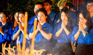 Áo xanh Thủ đô thắp nến tri ân các Anh hùng liệt sĩ