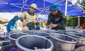 Bên trong trận địa 700 quả pháo hoa chờ khai hỏa bên hồ Tây