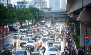 Mưa xối xả đúng giờ tan tầm, nhiều tuyến phố Hà Nội ngập cục bộ
