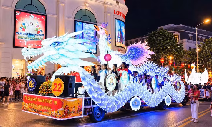 Tận thấy quy trình làm mô hình long, phụng khổng lồ diễu hành Trung thu ở Tuyên Quang