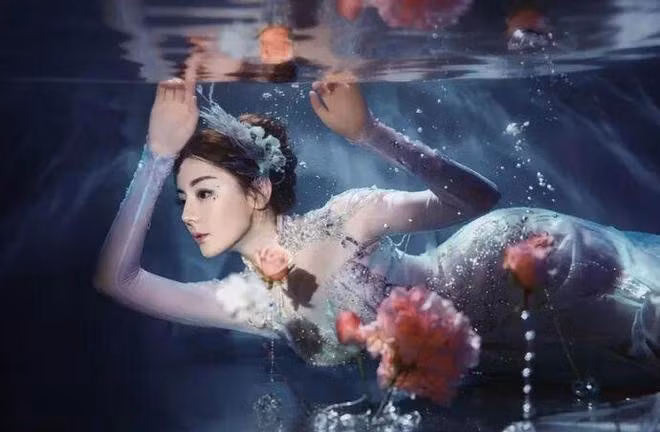 Địch Lệ Nhiệt Ba khiến khán giả 'nín thở' với tạo hình nàng tiên cá buổi dạ hội Tết Nguyên đán