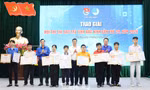 Bí thư Trung ương Đoàn, Phó Chủ tịch Thường trực Trung ương Hội LHTN Việt Nam Nguyễn Kim Quy (bên phải) và Phó Bí thư Tỉnh ủy Bắc Ninh Trần Huy Phương (ở giữa) trao giải tin học trẻ.