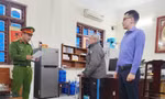Cơ quan Cảnh sát điều tra tống đạt quyết định khởi tố cho bị can Đinh Đồng Phiên.