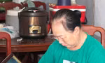 Thân nhân liệt sĩ Ngô Thế Đốc bật khóc khi nhận bức ảnh từ Đoàn xã Bố Hạ.