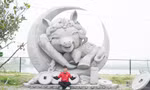 Anh Bùi Văn Quân với linh vật ngựa thương.