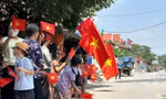 Người dân xã Xuân Cẩm (Bắc Ninh) vẫy cờ xúc động chia tay các chiến sĩ quân đội sau khi hoàn thành nhiệm vụ giúp địa phương chống lũ.