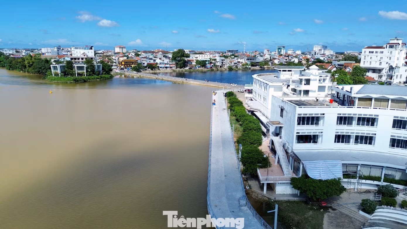 tp-2-duong-dao-moi-ven-song-huong.jpg