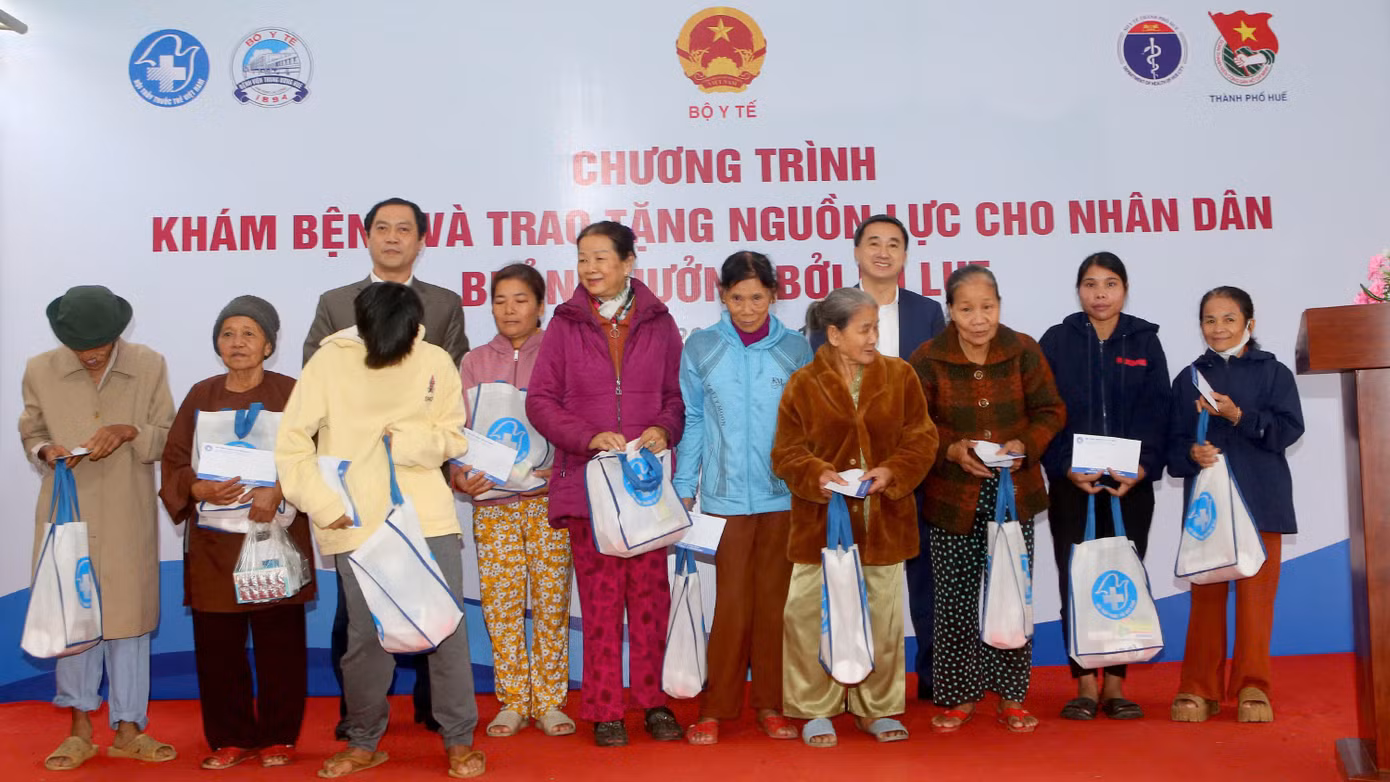 kham-benh-cho-dan-vung-lu-hue-3.jpg