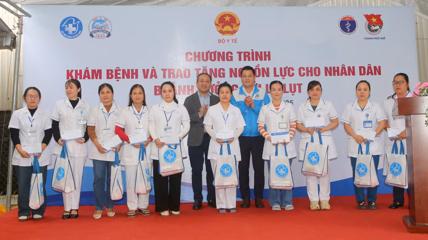 kham-benh-cho-dan-vung-lu-hue-2.jpg