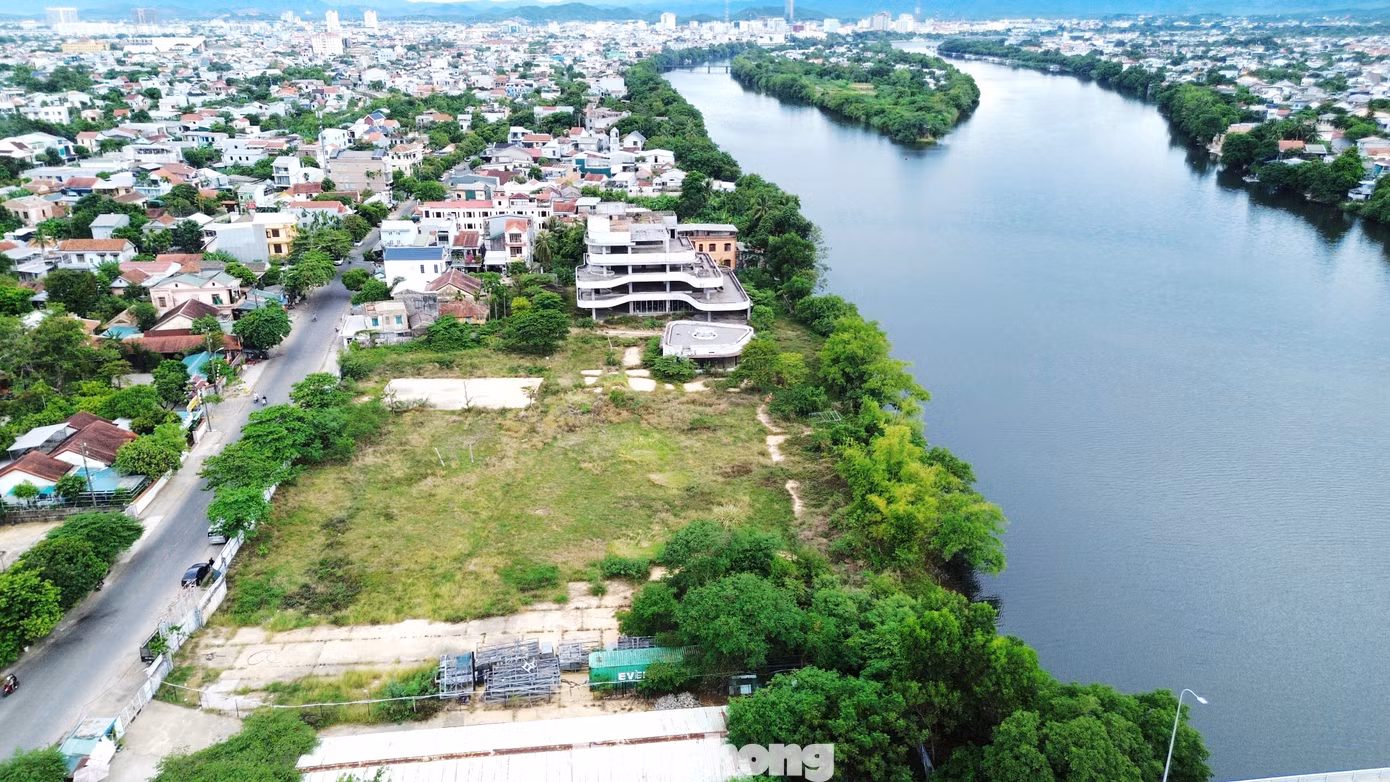 tp-1-dat-vang-ven-song-huong.jpg