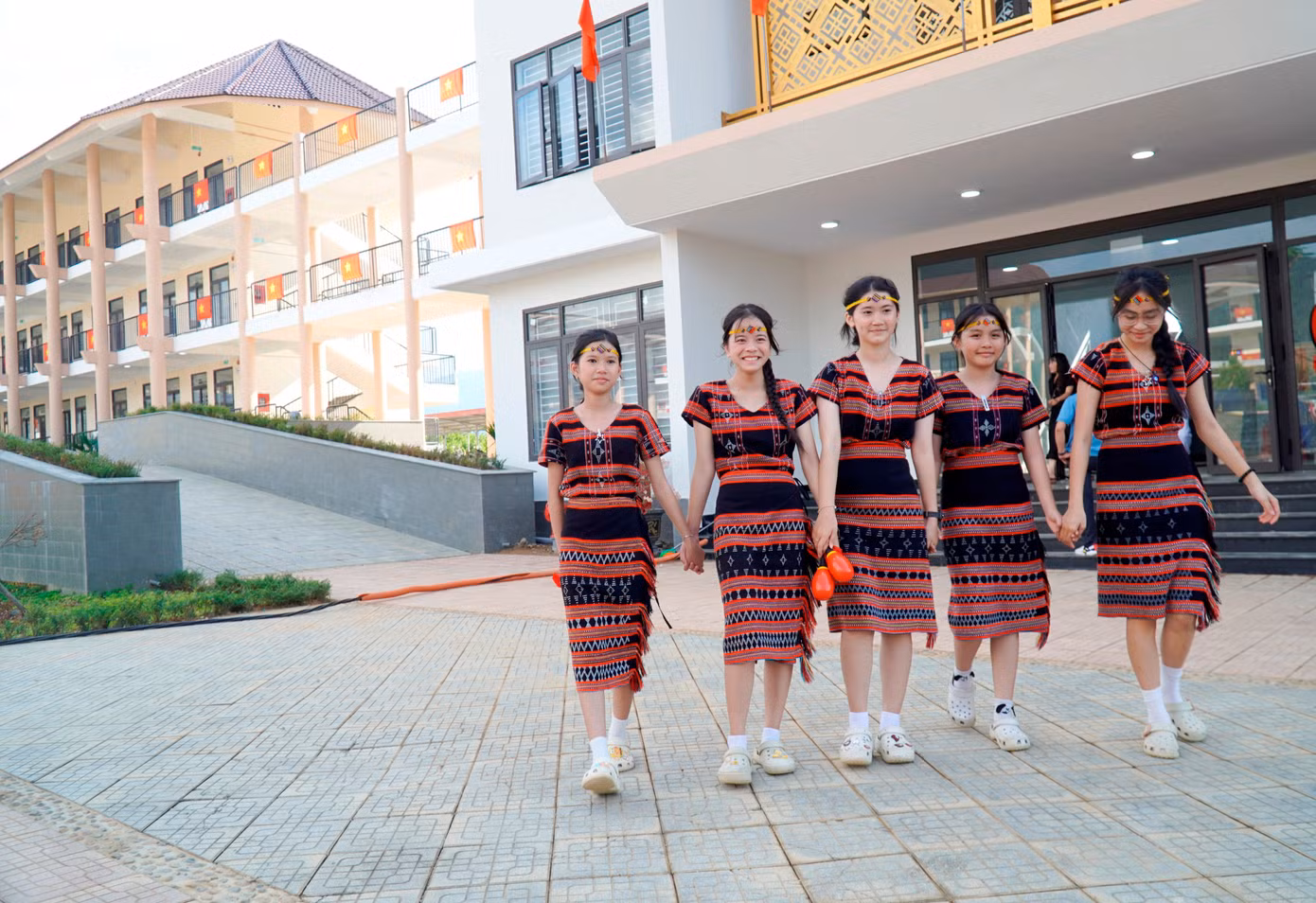 buoc-chan-vui-cua-hoc-sinh-vung-cao-hue-tren-ngoi-truong-moi.jpg