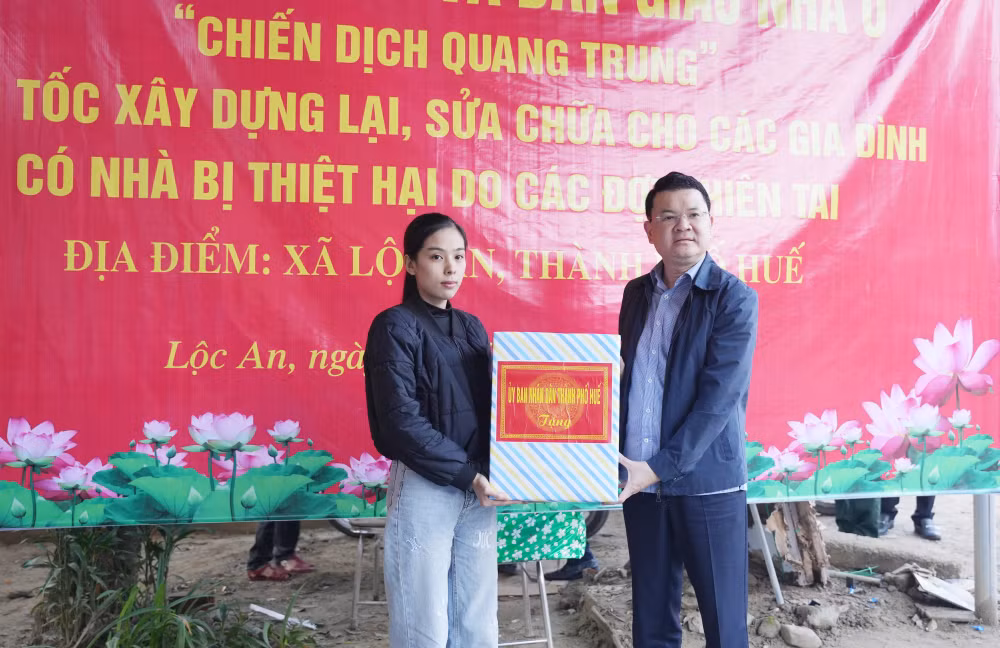 tang-qua-cho-gia-dinh-duoc-xay-lai-nha-moi-sau-mua-lu.jpg