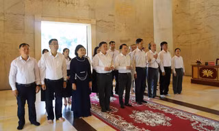 Đoàn công tác ĐH Thái Nguyên dâng hương, dâng hoa Đền thờ Chủ tịch Hồ Chí Minh tại Pác Bó