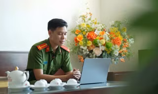 Chiến sĩ công an lên sóng livestream: Đồng hành cùng sĩ tử 2K8 'vượt vũ môn'