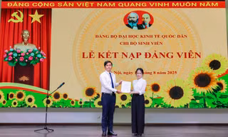 Nguyên Sơn tại lễ kết nạp Đảng.