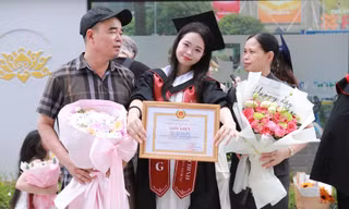 Kiều Chinh chụp ảnh cùng gia đình trong ngày tốt nghiệp.