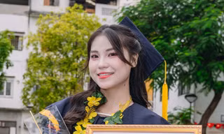 Sau tấm bằng thủ khoa là những ngày đứng bán đào giữa chợ xuân
