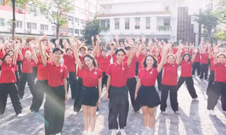Gần 150 sinh viên trường ĐH Ngoại thương góp sức thực hiện MV chào đón tân sinh viên K65