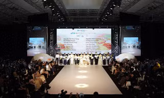 Không gian trình diễn thời trang do các thành viên HAU Fashion Club thực hiện, với phần dàn dựng và trình diễn thu hút sự chú ý của khán giả.