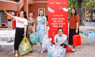 Thầy cô trường ĐH Thủy lợi cùng sinh viên hưởng ứng hành trình tái sinh chai nhựa