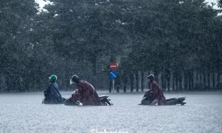 Mỹ Đình lại ngập sâu sau mưa lớn: người trẻ đi làm sớm 2 tiếng vẫn bất lực chôn chân trong biển nước