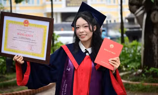Nữ sinh học tiếng Ả Rập tốt nghiệp thủ khoa, được giữ lại làm giảng viên 