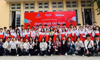 Sinh viên Trường Đại học Thủy lợi hào hứng tham gia chương trình 'Chai nhựa tái sinh – Hành trình tiếp nối'