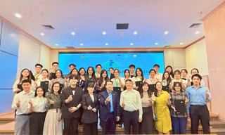 Sinh viên đạt học bổng chụp ảnh lưu niệm cùng ban tổ chức.