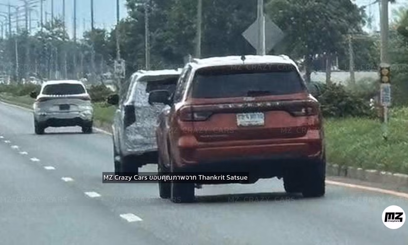 Lộ ảnh Toyota Fortuner đời mới xuất hiện bên cạnh đối thủ
