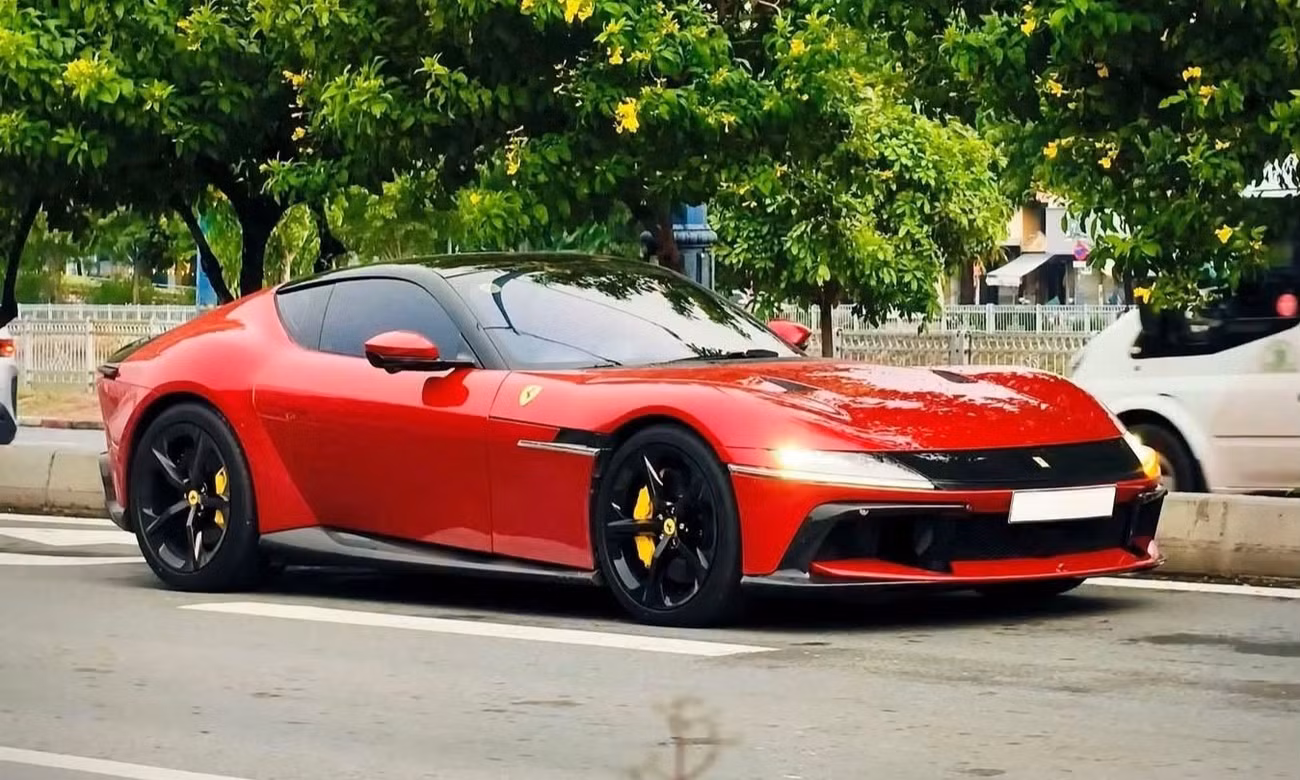 Cận cảnh Ferrari 12Cilindri độc nhất Việt Nam lăn bánh ở TPHCM