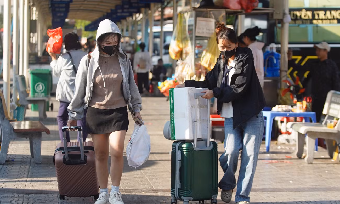 Lỉnh kỉnh đồ đạc, người dân tấp nập trở về Hà Nội ngày cuối kỳ nghỉ lễ 2/9