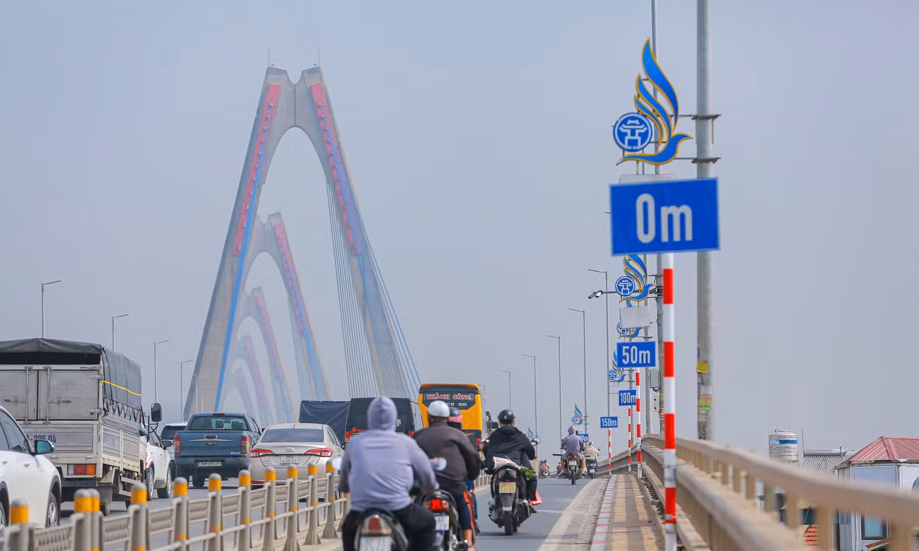 Hà Nội nói gì về các mốc giữ khoảng cách trên cầu Nhật Tân?