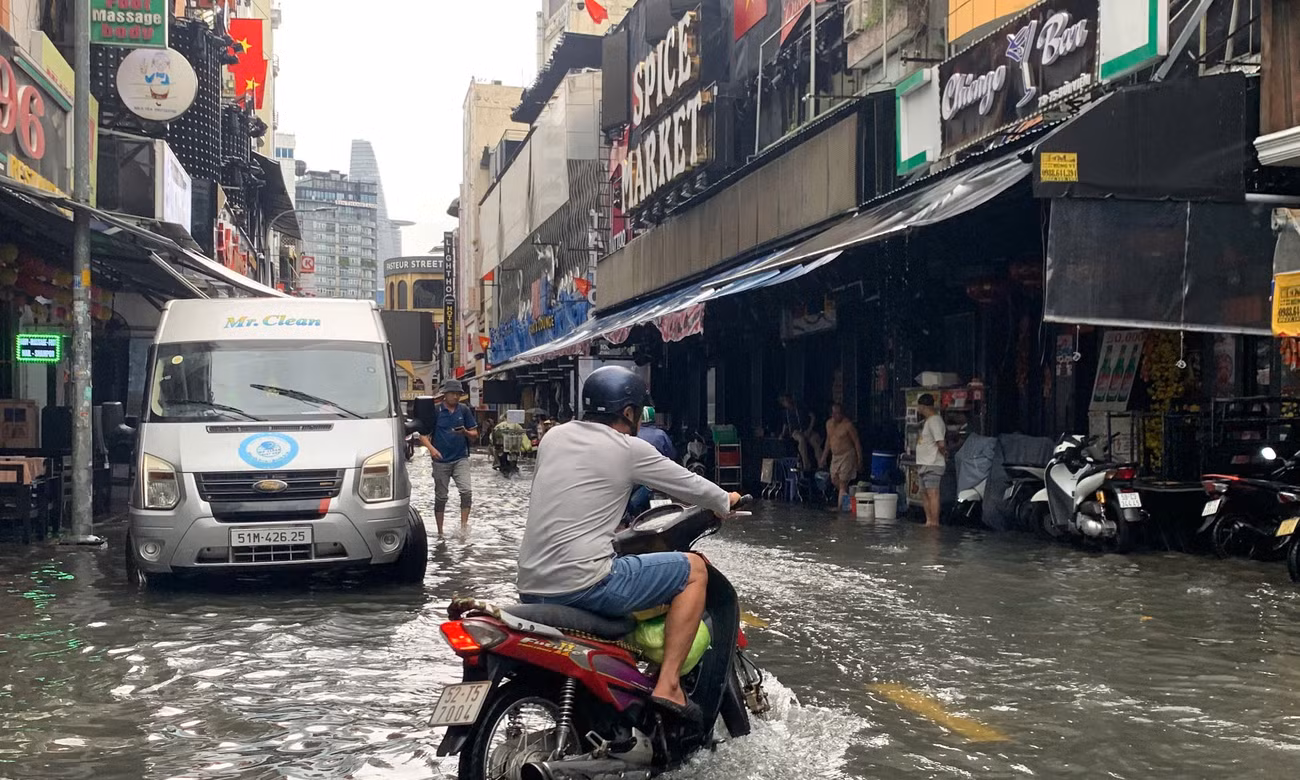Mưa lớn, nhiều tuyến đường trung tâm TPHCM ngập sâu
