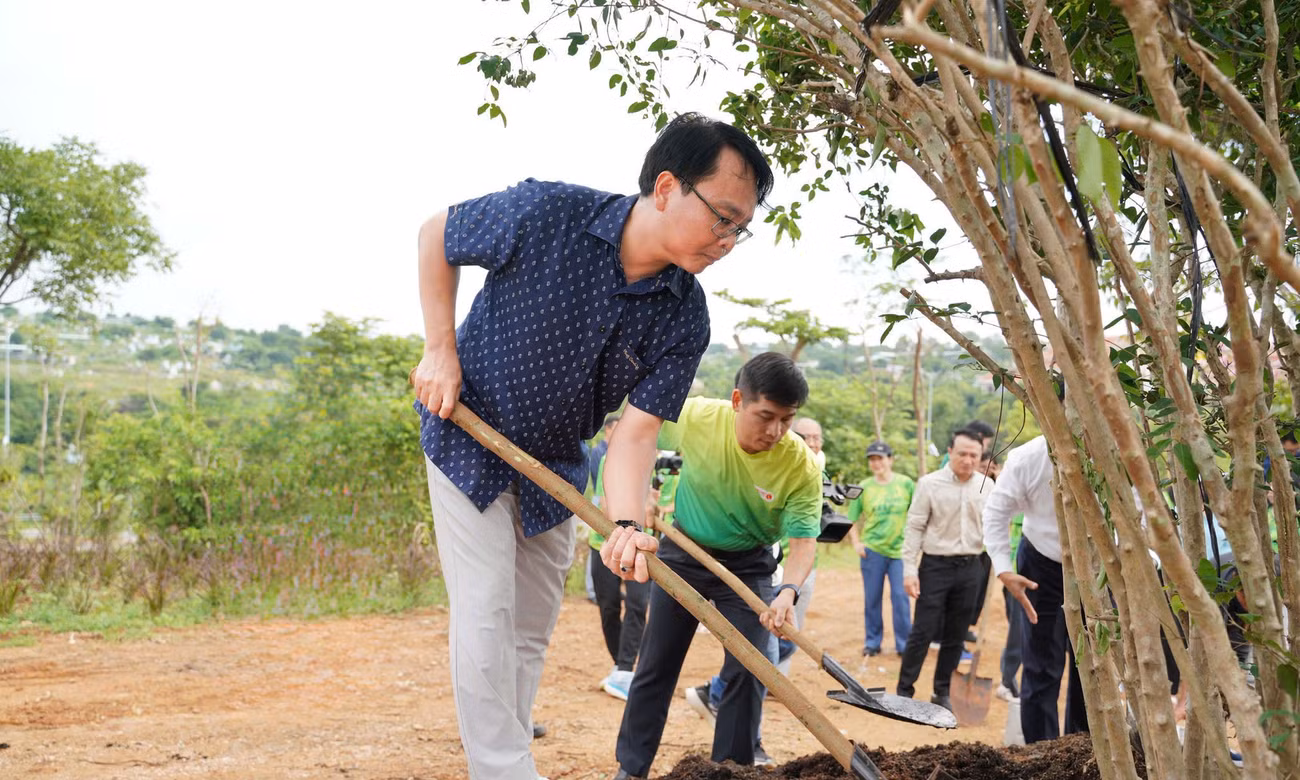 Ông Đặng Hồng Sỹ tham gia trồng cây tại phường Phú Thuỷ. Ảnh: Hữu Tri.