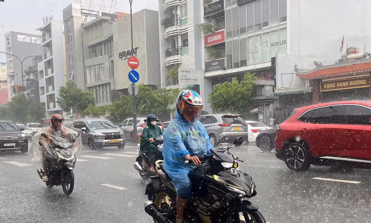 TPHCM bất ngờ mưa lớn