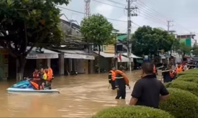 Xuyên đêm ứng cứu người dân ở Khánh Hòa chạy lũ