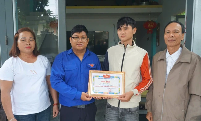 Khoảnh khắc 'người hùng áo đen' đu dây xuống dòng lũ dữ, cứu người bị cuốn trôi