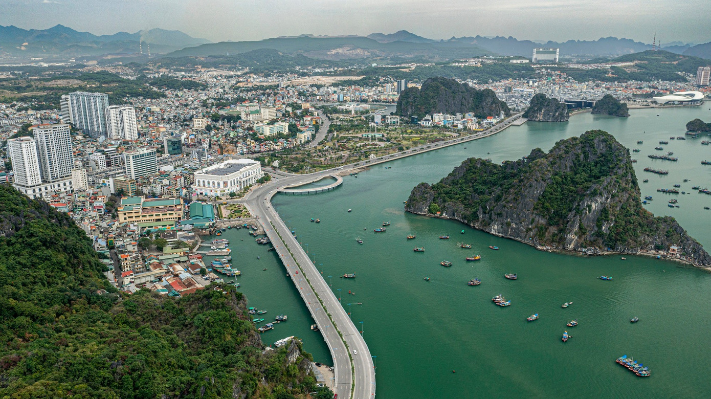 Quảng Ninh đứng thứ 3 cả nước về tăng trưởng kinh tế. Ảnh: Quốc Nam. dji-0640.jpg