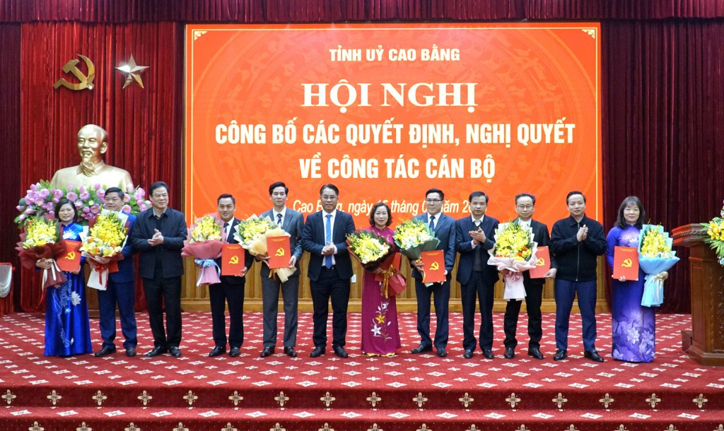 154699-cac-dong-chi-lanh-dao-tinh-trao-quyet-dinh-va-tang-hoa-cac-dong-chi-nhan-nhiem-vu-moi-18060115.jpg