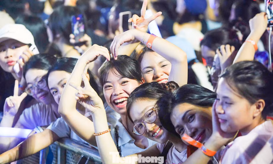 Hàng nghìn khán giả 'quẩy' đến phút cuối concert Thanh xuân