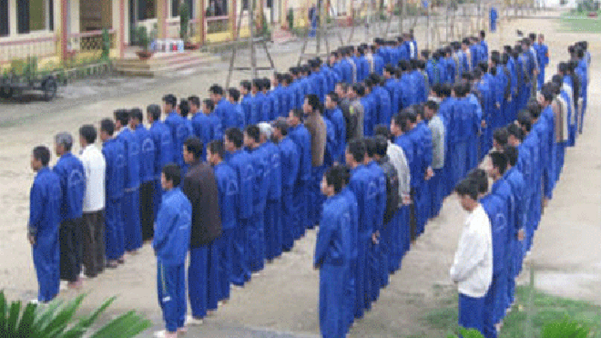 45 con nghiện khống chế cán bộ, phá tường rào trốn trại