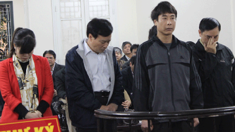  Quốc Anh (áo trắng) cùng 4 đồng phạm nghe tuyên án. Ảnh: Hà An.